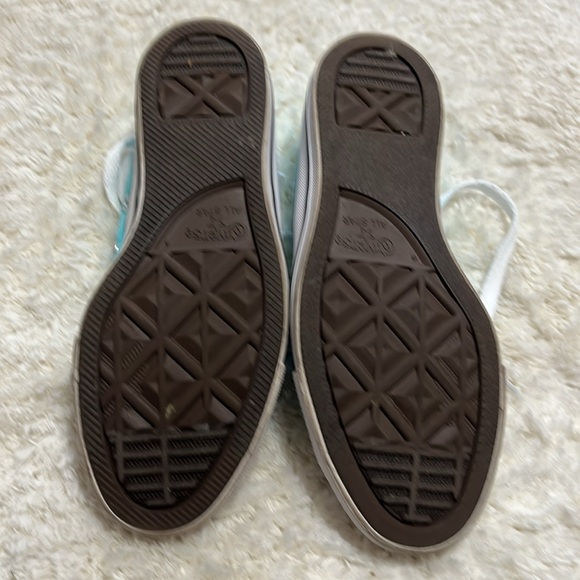 Converse Blue Sneakers with White Rubber Sole and Classic Design - Picture 4 of 6